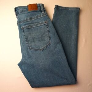 American Eagle Mom Jean Size 2 Short High Rise Tapered Leg Medium Light Wash